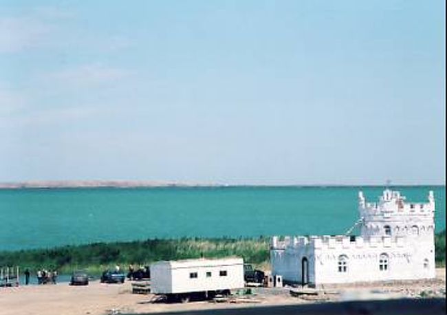 カザフスタンの西部バルハシ湖に、行ってきました。バルハシ湖は西部が淡水で東部が塩水という不思議な湖です。このバルハシ湖には、美しくも悲しい伝説があります。昔々、この地方には、お金もちで有力者のバルハシに、イリという美しい娘がいました。あるときバルハシは、競技の勝者に娘のイリをやると、発表しました。しかしイリには、カラタルという貧しい牧童の恋人がいて、お互いに愛しあっていました。競技ではカラタルが優勝しました。ところがバルハシは、貧しいカラタルに、娘をやりたくなかったのです。そこでカラタルとイリは、駆け落ちをしました。怒ったバルハシは、２人を追いかけましたが、追いつくことが出来ませんでした。バルハシは、イリとカラタルを川に変え、自らもその間に飛び込んで、湖になりました。こうしてバルハシ湖が出来たのです。大河のイリ川は、西部バルハシ湖に流れこみ、カラタル川は、東部バルハシ湖に流れこんでいます。