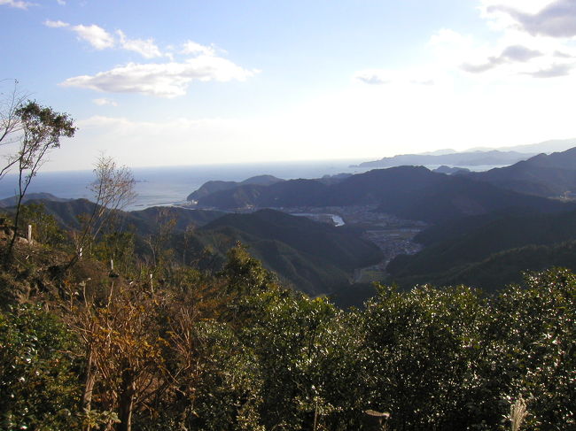 道の駅奥伊勢木つつ木館から徒歩で訪ねられる瀧原宮、ツヅラト峠、那智山青岸渡寺三重の塔と那智の大瀧を訪ねた旅。<br />ところどころ混じっている小さな写真は初めて持ったカメラ付携帯での撮影<br />今では考えられない画素数<br /><br />その後どうなったかは定かではないですが、訪問時、峠近辺は整備中のようでした。立派な駐車場ができそうな気配でした。私たちは峠付近ですでに停車していた車に倣っててきとうに停めてちょろっと歩いて峠に到達しましたが、立派な駐車場からはかなり歩きそうでした。ただし、戻ってくるまでに車が転落するんじゃないだろうか…という心配は全くなさそうな立派な駐車場ができそうな感じでしたが…。あれから戻っていないので不明です。