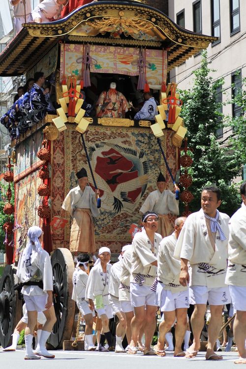 勇壮な３２基の山鉾が、都大路を華麗に巡行！ 「祇園祭・山鉾巡行 ①