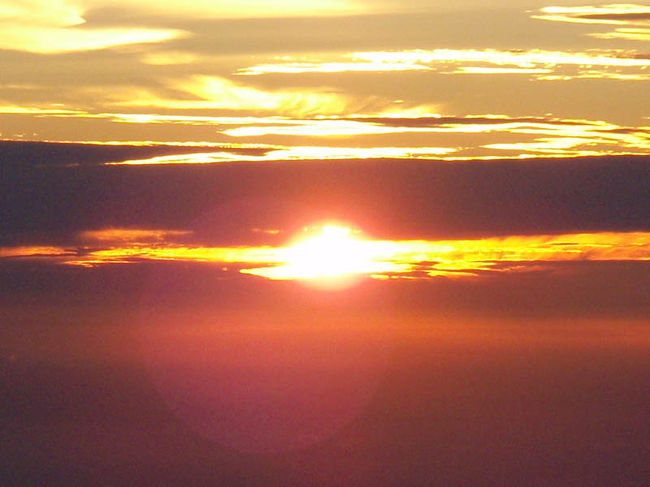 梅雨明け直後の富士山に登ってきました。<br /><br />7月17日夜スバルラインの五合目から登り、翌18日山頂で日の出を見て下る。<br />夜明け前の山頂はさすがに寒かったです。<br /><br />今回のテーマは二つ。<br />1. 3000mを越えて心拍数を十分に上げての登り。<br />これは特に高山病の症状もなくなかなか快適でした。<br />やはりジムでのトレーニングよりもずっと快適｡<br /><br />2、 山頂でのカップラーメン。<br />さすがに平地同様の味とは行きませんが十分食べられました。<br />あらためて観察すると沸騰時の泡のでき方が平地とは違い、大きい泡が数少なく発生していました。<br /><br />それにしても七合目〜八合目付近は深夜にもかかわらず人ごみ渋滞。<br />おかげでテーマ1の&quot;心拍数をトップに&quot;は、時々しかできませんでした。<br /><br />翌日の下り道から見える登り道はさらにひどく、しばらくはまったく動かないくらいの人ごみ渋滞でした。<br />最近富士山の人気が高いとは聞いていましたが。<br />