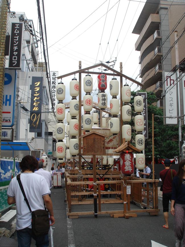 毎年、私達夫婦の恒例行事のなりつつある、京都祇園祭。<br />豪雨にも負けず、今年も京都へ行って参りました♪<br /><br />祇園祭といえば、１７日の山鉾巡行はもとより、<br />宵山等、前日迄の&quot;準備期間中(の夜)&quot;も、<br />祇園祭の見所のひとつですよね。<br /><br />15日（宵々山)は、夕方から大雨に見舞われ大変でしたが、<br />16日(宵山)は、夕方から時折小雨が降る程度。<br />そして17日は、ありえないくらいの夏日！！<br /><br />まさに、八坂神社さんの神力を感じた、<br />そんな祇園祭真っ最中の京都来訪となりました。<br />