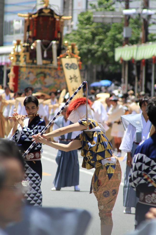 祇園祭に行ってきました。<br /><br />祇園祭は日本３大祭の一つで、八坂神社をはじめ氏子区域一帯で、７月１日の「吉符入」から３１日の「疫神社夏越祭」までの１ヶ月間、様々な神事や行事が執り行われます。<br /><br />そのハイライトである「山鉾巡行（１７日）」は、絢爛豪華な懸装品をまとった「動く美術館」と称される３２基の山鉾が、祇園囃子を奏でながら、大勢の観衆の待つ都大路を進みます。<br /><br />尚、今年は”ユネスコ無形文化遺産”に登録されて初となる巡行となりました。<br /><br /><br />この旅行記では、巡行順の１０から１７までを掲載。<br /><br />１０：伯牙山（はくがやま）<br />１１：山伏山（やまぶしやま）<br />１２：郭巨山（かっきょやま）<br />１３：鶏鉾（にわとりぼこ）<br />１４：白楽天山（はくらくてんやま）<br />１５：綾傘鉾（あやかさぼこ）<br />１６：蟷螂山（かまきりやま・とうろうやま）<br />１７：月鉾（つきぼこ）<br /><br /><br />◎ 勇壮な３２基の山鉾が、都大路を華麗に巡行！　「祇園祭・山鉾巡行 ①」<br />http://4travel.jp/traveler/minikuma/album/10480383/<br /><br />◎ 駒形提灯が映える山鉾に、宵山気分は最高潮！　「祇園祭・宵山」<br />2010/07/16<br />http://4travel.jp/traveler/minikuma/album/10479971<br /><br />おまけ↓↓↓<br />http://yaplog.jp/awamoko/archive/213 