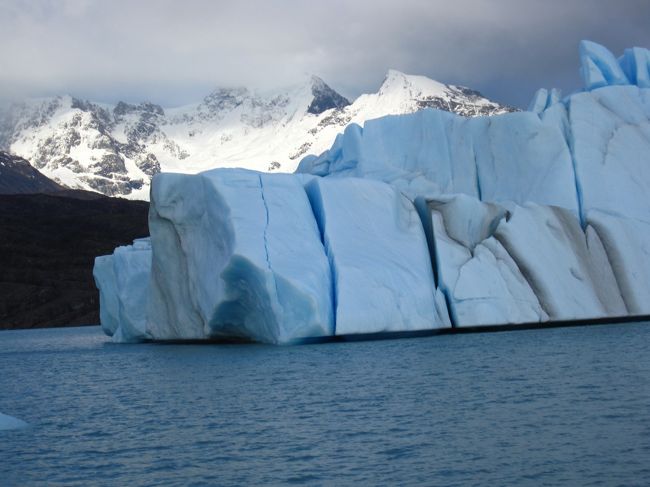 ペリトモレノ氷河も見れたし、氷河ﾄﾚｯｷﾝｸﾞを体験できたし、<br />何かもう氷河おなかいっぱいじゃねと<br />と思って、エルチャルテン行きと、ウプサラ氷河ｸﾙｰｽﾞ<br />どっちとろうかなぁと<br />思っていたところ<br /><br />ウプサラのﾂｱｰは、ペリトモレノと一味違った氷河の見方ができるよとｱﾄﾞﾊﾞｲｽをもらったので<br />せっかくなのでもういっちょー氷河を見にいくととした。<br /><br />ウプサラ氷河ｸﾙｰｽﾞの魅力は、<br />なんと言ってもﾌﾟｶﾌﾟｶ浮かぶ氷塊！<br /><br />神秘的なブルーの氷塊がそのへんを浮かんでいます。<br />なんとなく南極に来たような感覚を感じることができます。<br /><br />