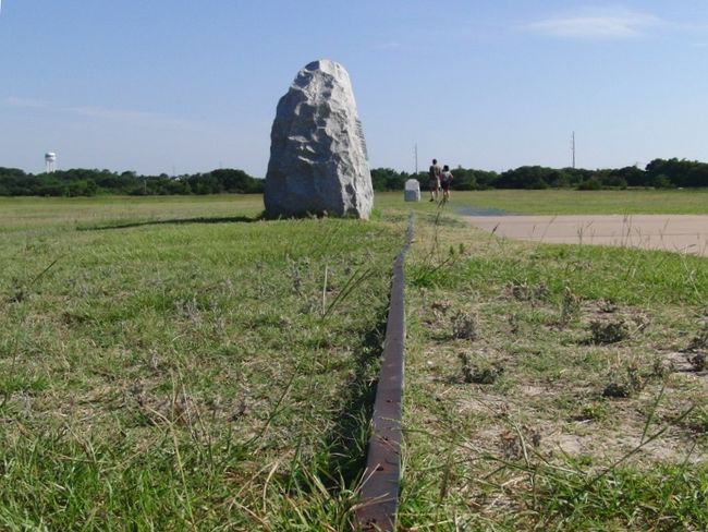 North Carolinaの海辺、Outer Banksへ行ってまいりました。<br /><br />大西洋に面した砂州の連なりであるOuter Banks。<br />いくつもの灯台とライト兄弟の初飛行の地を訪ねてまいりました。<br /><br />2日目は朝からライト兄弟が初飛行に成功した場所を訪れました。