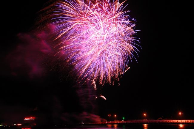 　夏です。夏は花火です。<br /><br />　7月17日、関東地区は梅雨明けしました。<br />　ちょうどこの日、関東の他地区に先駆けて、久里浜で花火大会がありました。早速出かけてきました。<br />　<br />　この大会、周辺では小ぶりな規模の部類ですが、それほど込まなくて、往復も比較的空いています。花火撮りは撮影モードが違うので、頭の切り替え、試運転にちょうど手頃な大会でした。<br /><br />　花火は好きなんですが、花火は体力を消耗します。昨年より本数を絞っています。<br />　東京・神奈川の花火大会は、多くの観客が集まり大混雑です。正午前後まで行かないと場所は取れません。暑い中で待機するのは大変です。それにこの時期、夕立が多い、雨の中でじっとしているのつらいのです。それに帰りの電車も混雑です。長時間立って帰るのは疲れます。帰り着いてのシャワーのあとビールが楽しみなのに、飲めなくなります。<br /><br />　花火は、この時期だけですが、撮り方が他の景色とはまた違うのです。頭を切り替え、1年前を思い出しながら、花火モードで撮らなければなりません。　<br /><br />　久里浜のペリー祭りは、ペリーの来航記念して開催され、昼間は市長や米軍関係者が出席しての式典が行われ、パレードも賑やかに行われます（昼間は暑いので遠慮しました）。<br /><br />　花火大会は、19:20から約50分間、3500発、東京湾フェリー久里浜港沖で打ち上げられます。<br /><br />　今年最初の花火、試し撮りですが、皆さんの納涼になれば嬉しいです。