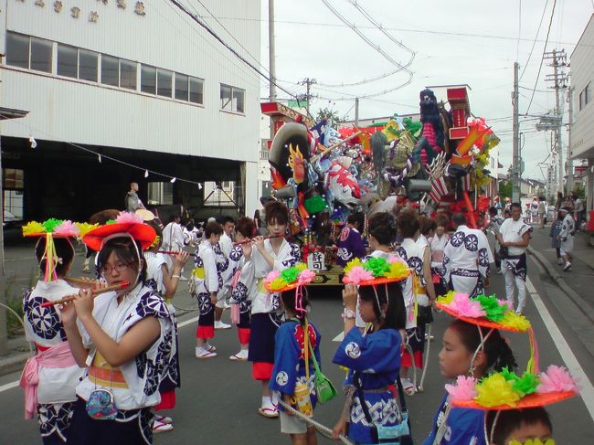 みなさん、毎年やってますから見に来てくださいね。<br />日本一の山車祭り。(本当かな?)<br />7月31日 前夜祭<br />8月1日 お通り<br />8月2日 中日<br />8月3日 お帰り<br />8月4日 後夜祭<br />という日程です。<br />雨天決行。<br />ねぶたのついでに見て行ってください。