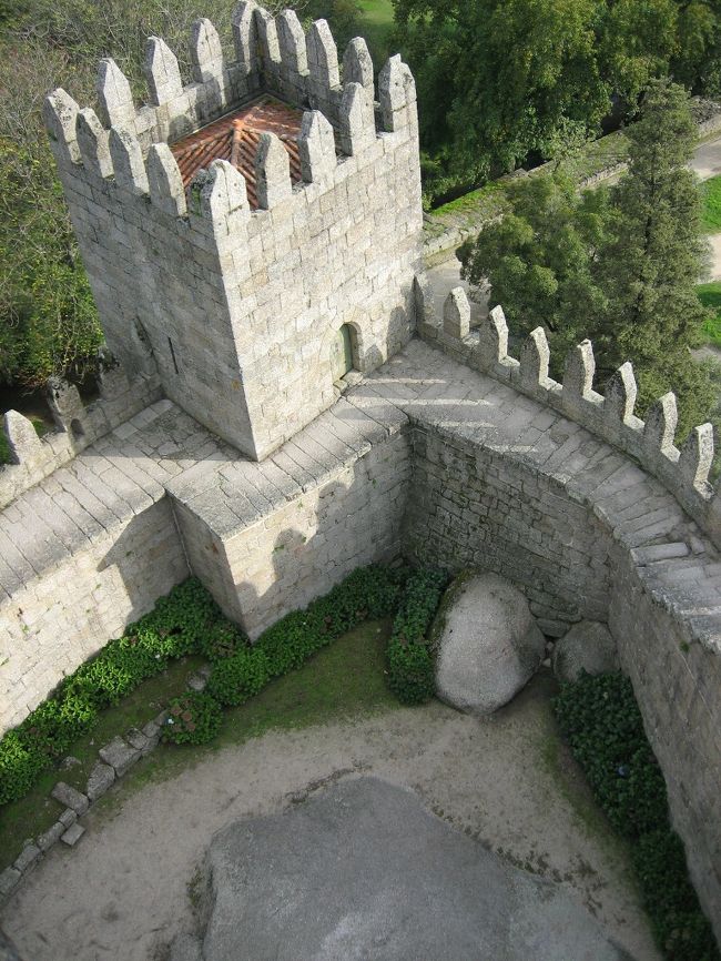 ポルトでおいしいイワシをいただいた後は、ポルトから電車で日帰りでいける町に行くことにしました。<br />候補地は２つあって、ブラガという宗教の街と、ギマランイスというポルトガルの初代国王が生まれた街。どちらもかなり古い街でかなり迷ったんですが、結局アクセスの良かったギマランイスに行くことにしました。<br /><br />