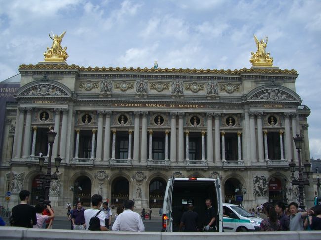 正直、一生のうちにこんなにパリに来るとは思っていませんでした;;;<br /><br />サントロぺに行く前に3泊しました。<br />オペラ座に行ったことがなかったので今回はそこへ=3<br />その他、行ったことのないパリを散策しました。