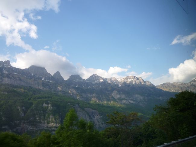 バーゼルを出発して、グラウビュンデン州（Graubunden）の　ラークス（LAAX）という小さな村に着くまでの景色が　今回の車窓のハイライト。<br /><br />チューリッヒ湖を囲むようにして家々が立ち並び、そのすぐ後ろには　スイスの山々が連なる。<br /><br />２千メートル、３千メートル以上も高さのある山々の頂上付近には　まだ雪が残っていて、雪解けの水が　滝となって川に流れ落ちている。川の水もすごく澄んでいて、きっとものすごく冷たいんだろうなぁ。<br /><br />広い庭で　牛を飼っている家もたくさん見かけたし、ハイジの家のイメージにぴったりの　茶色の木の小屋みたいな家も見かけた。<br /><br />景色がおもしろいほど　次々と変わっていくので視線は窓の外に釘付け。しかも　どの景色も　自然豊かで美しい　贅沢な車窓だった。<br /><br />ところで、私達が泊まったラークスという村は　山に囲まれた　標高1016ｍにある小さな村。（後で知ったんだけど、このラークスは　スノーリゾートとして有名で、世界大会も開催されるような　巨大なリゾート地なんだって。ヨーロッパで1番大きなスノーボードの大会も行われたりしているらしい）てっきり　小さな安ペンションに泊まるんだとばかり思っていたのに、わりといい感じの４つ星ホテル。部屋も２パートに分かれていて広々。都会とはスタンダードがずいぶんと違う。ホテルの庭を探検した後、村になにか　見るところがないかと、出かけてみる。でも、どちらを見ても　立派な別荘（スキーの季節は人で賑わっているはず）が立ち並ぶだけで　アトラクション的なものは　何もなし。<br /><br />それでも、こんな家に住めたらいいな！って思うような　かわいいスイス風の家を見てまわって、高山植物を見つけて観察したり、ちょっとしたお散歩には　もってこいでした。<br /><br />外にレストランがあれば食べに出かけようと思っていたのに、何もないので（苦笑）結局ホテルのレストランで夕食。それが、思ったより安くておいしくて　大満足でした。スイスは　ホテル経営学やホスピタリティーの先進国。インターンシップをしているらしき学生さん（らしき人たち）が働いていました。オーダーの仕方や　テキパキ動くのは　見ていて気持ちがいいんだけど、融通が利かなくて　頭が四角いところも　ちょっぴりドイツ系のメンタリティーなのかしら？（注：勝手なイメージです）
