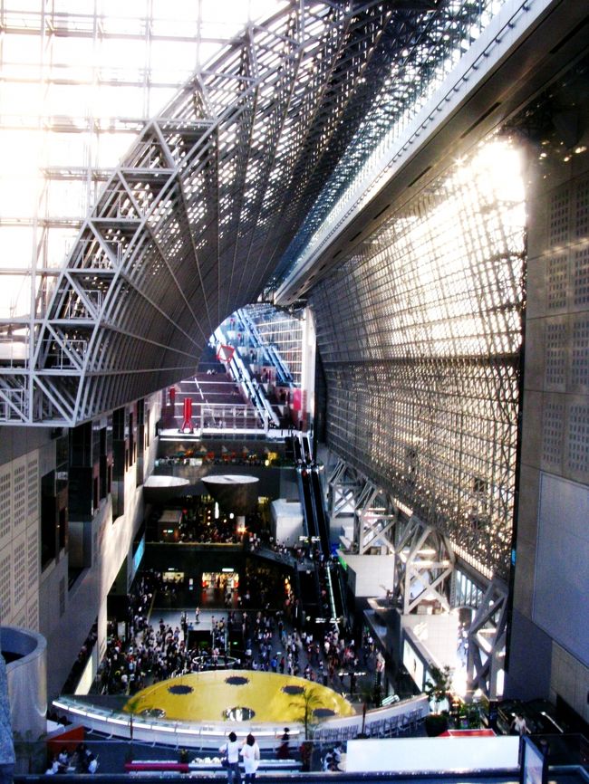 京都駅ビル<br />京都駅の駅舎のうち、JR西日本の烏丸中央口側のものを「京都駅ビル」と呼ぶ。地上16階、地下3階 （高さ60m）、敷地面積38,000平方m、延床面積は238,000平方m、東西の長さは470mにのぼり、鉄道駅の駅舎としては日本有数の規模である。この新しい駅舎になり、新しい京都市の顔となりつつある。<br /><br />京都駅ビルは、東側にホテルグランヴィア京都、西側に百貨店のジェイアール京都伊勢丹が位置する。その間の中央コンコースは、4000枚のガラスを使用した正面と大屋根で覆う広々とした吹き抜け（横幅147m、奥行29m、高さ50m）になっている。吹き抜けの最上部には地上45mの空中径路が通っている。<br />吹き抜けから東西へは渓谷状の階段が設けられている。伊勢丹側の大階段は段数171段、高低差は11階建てビルに相当する35m、全長70mある。（フリー百科事典『ウィキペディア（Wikipedia）』より引用）<br /><br />京都駅ビルについては・・<br />http://www.kyoto-station-building.co.jp/index.htm<br />http://www.kyoto-station-building.co.jp/map/index.html<br /><br />京都タワーは、京都駅烏丸中央口前に大きく聳え立つ展望塔。京阪電気鉄道のグループ会社である京都タワー株式会社が運営している。台座となっている京都タワービルの高さを加えた全体の高さは131m。1964年12月28日開業。（フリー百科事典『ウィキペディア（Wikipedia）』より引用）<br /><br />京都タワーについては・・<br />http://www.kyoto-tower.co.jp/kyototower/<br />http://kanko.city.kyoto.lg.jp/detail.php?InforKindCode=1&amp;ManageCode=4000008<br /><br />手塚治虫ワールドについては・・<br />http://www.kyoto-station-building.co.jp/kyototezuka/<br /><br />京都関係旅行記のトラックバック先は・・<br />京都-12　醍醐寺*しだれ桜は豪勢に　☆境内は最高の花盛り<br />http://4travel.jp/traveler/maki322/album/10449566/<br />