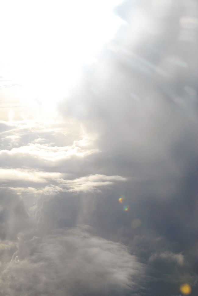 飛行機はまだ雲の上で、烟台に到着しても居ませんが、眼下に広がる雲の絨毯を過ぎると、ちょっと曇り空の烟台に到着です。<br />１０分少々で全ての作業を終えて、国内線で北京へ向かう人達と一緒のロビーで待つこと２０分。また、今乗ってきた飛行機で、最終目的地の北京へ向かいます。<br /><br />再搭乗時に、窓から見えていた荷物の積み込みの様子を観察していましたが、どこかの会社のものでしょうか、沢山の荷物が積み込まれて行きました。おデブな作業員が、曲がらない身体で頑張っていたのが面白かったので、ちょっと枚数が増えちゃいました･･･！(^&#28780;^；<br /><br /><br />P.S<br />旅行記を仕上げた時点(日本時間4:20AM)でアクセス情況を見てみると、「999,697件」でした。<br />あと303件、本日(7/23)にでも1,000,000件になるのかなぁ～･･･？<br />ご訪問戴いた方、出来るだけ写真も多く開いて見て下さいね～♪（催促、催促～♪）