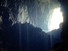 世界最大の開放型鍾乳洞 DEER CAVE （ディア鍾乳洞）から飛び立つドラゴン・ダンス