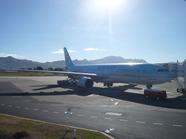 ●便名/大韓航空137便<br />●定刻/ソウル仁川国際空港19:25発⇒ナンディ国際空港08:35着<br />　　　　　　　　　　　　　　　　（日本より3時間進んでいます）<br />●スポットアウト/19:34<br />●離陸/19:59<br />●着陸/08:44<br />●スポットイン/08:48<br />●飛行時間/9時間45分<br />●機種/Airbus A330-200（HL7538）<br />●クラス/エコノミークラス<br />●座席/48G<br /><br />少し遅れての出発。<br />ソウル仁川国際空港は3本の滑走路を擁しているので（将来は<br />4本目が完成する予定）、離着陸はスムーズ･･･のはずですが、<br />今回は離陸まで25分もかかってしまいました。<br /><br />離陸後、朝鮮半島を南下、九州を縦断して洋上飛行となります。<br /><br />機内サービスは、ホットタオル、ドリンク、機内食（夕食）、<br />免税品販売、映画1本目、ドリンク、映画2本目、ドリンク、<br />機内食（朝食）といった内容です。<br /><br />飛行中はよく揺れ、シートベルト着用サインが点灯しては消え、<br />点灯しては消えと繰り返していました。<br /><br />到着の2時間前に東の空から太陽が昇ります。<br />ちょうど機体が東を向いていますので、正面が明るくなって<br />いくといった感じ。<br /><br />到着前に珊瑚礁の上空を通過します。<br /><br />フィジー最大の島であるビチレブ島に到達し、ナンディダウン<br />タウンを通過したところで着陸。<br /><br />お世話になった客室乗務員に別れを告げ、ボーディング<br />ブリッジを渡りターミナルへ･･･ではなく、吹きさらしの<br />渡り廊下を通り、ターミナルへ。<br /><br />建物に入ったところで、フィジー人が歌でお出迎え。<br />南国ムード満点です！<br /><br />入国手続きは、フィジー人と外国人のレーンがあり、<br />外国人のレーンは長蛇の列になりますが、テンポよく流れて<br />いきますので、スムーズ。<br /><br />しかし、すぐ前にいた、中国人の20人くらいの団体にてこずり<br />滞留してしまいました。<br /><br />どうもリゾート物件の買占めに来たような感じの人たち<br />みたいで、別室に全員連れていかれました…。