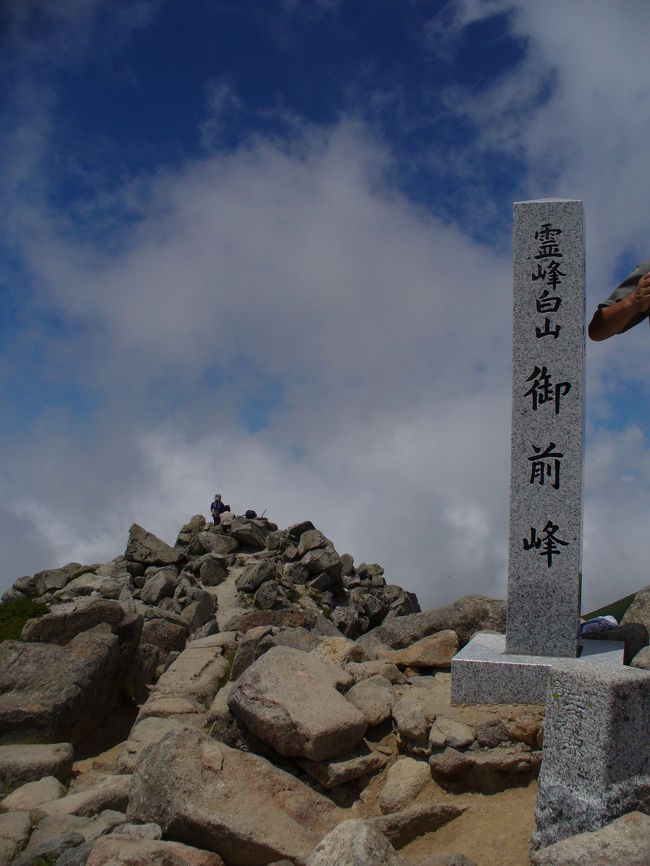 日本100名山の一つ深田久弥がこよなく愛した加賀の白山<br />25年ぶりの２回目前回と同じく岐阜県側平瀬口から登りました。<br />3時40分一宮ICから荘川IC経由ここから国道１５６号線を白川郷方向へ。途中平瀬温泉から県道白山公園線へ入って約１５ｋｍ、白山登山道（平瀬道）口に駐車場５０台ほど可。大白川へ5時40分着<br />5時50分登山届けを書いて登山開始<br />室堂まで６．９ｋ片道４時間の急登10時20分室堂着<br />暑さの発汗と朝食抜きがたたりバテバテ。早速昼食のおにぎりを食べる。<br />石川県側からの登山者が多い。<br />10時50分頂上目指し登り始めるがやはり急登。<br />標準４０分を５５分以上係り11時45分御前峰２７０２ｍ頂上着。<br />眼下に室堂、北側に大汝峰、剣ヶ峰が見える。<br />記念撮影後12時お池めぐりコース下山雪渓を3箇所とラバースして<br />13時15分室堂着13時45分６．９ｋの下山開始。<br />水分補給の水を今回２L用意したが不足でバテバテの下山。<br />１６時４０分駐車場に着。<br />白水湖半の大白川露天風呂（３００円）に入り<br />１７時２０分荘川IC経由帰途１９時４０分自宅着。<br />歩行距離１７ｋ休憩も殆ど出来ずバテバテの日帰り登山でした。<br />白山室堂に泊まり、日の出雲海を見てのんびりしたほうが良かったかも。<br />白山は御前峰、剣ヶ峰（２６７７ｍ）、大汝峰（２６８４ｍ）の総称<br />信仰の山として古くから親しまれ御前峰には白山奥宮がある。<br />室堂周辺には高山植物が多くあり可憐な花を楽しめた。<br />大汝峰や剣ヶ峰も登りたかったが今回はバテバテの余力なしで無念でした。<br />