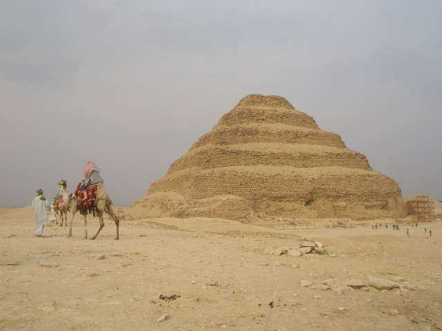 ２日目(実質初日)は、ピラミッド鑑賞三昧です。<br />まずは、ギザの３大ピラミッドへ。クフ王のピラミッド内部へ入場し、もちろん大スフィンクスも鑑賞。<br />午後は、古都メンフィスを訪れ、その後ダフシュールやサッカーラのピラミッドへ。ちょっと慌しい感もありますが、現存する大きなピラミッドのほぼすべてを一日で制覇してしまいました。<br /><br />初日からご覧になりたい方は、こちらをどうぞ<br />http://4travel.jp/traveler/hanken/album/10481695/<br />