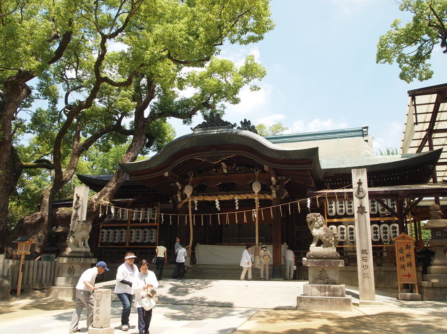 石切さんとして親しまれている、東大阪の石切剣箭神社（いしきりつるぎやじんじゃ）へ行ってみることにします。<br /><br />石切さんはその功徳からか、お百度参りが全国的に有名で、デンボ（腫れ物）の神様としても知られ、近年がん封じの霊験あらたかとして多くの参詣客が訪れています。<br /><br />御祭神として饒速日尊（にぎはやひのみこと）とその御子、可美真手命（うましまでのみこと）の二柱をお祀りしています。<br /><br />饒速日尊は、別の天孫降臨として知られていますよね。<br /><br />【写真は、石切剣箭神社の本殿です。】