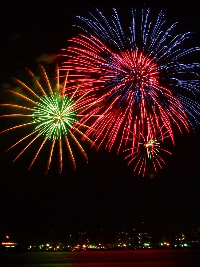 ひろしま宇品の夜空を乱舞する花火の競演です。<br /><br />潮の香のする、気持ちよい海風を感じながらの10000発の花火です。<br /><br />2008&quot;夢花火<br />http://4travel.jp/traveler/abc619/album/10258216/