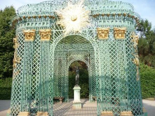 2010年夏 ドイツ 11世界遺産11泊の旅行記 その1-2<br />ドイツ 11世界遺産11泊の旅に行ってまいりました。<br /><br />①行程は ハノーバー ヒルデスハイム ポツダム ベルリン ドレスデン レーゲンスブルク ミュンヘン バンベルグ ニュルンベルグ ローテンブルグ ビルツブルグ ケルン マインツ<br /><br />②都市間の移動はDB(ジャ-マン レイル パス)を使用、実額の半分位での費用でした。<br />2人組みの10日分を購入しましたが、使用日は連続しなくても良いので、短距離移動の日は使用せず、その場で購入した方が安くつきます。<br /><br />③都市内では、Sバ-ン(DBの近郊路線)は上記のパスを使用 地下鉄や市電の多い所では市内カ-ドか1日交通券を購入しました。ドイツでは検札機が無いので、誰でも切符無しで乗車できますが、都市間では検札官が必ず検札に来ます。又市内では、私服の検札官が突然切符の提示を求めてきます。しかしその確率は低く、我々11日間で、私服との遭遇は2回だけでした。前席にいたドイツ人は無切符でしたので、反則金60ユ-ロ(場所と乗り物で違う。)の支払い請求書を受け取って我々に舌を出していました。キセルは簡単みたいですが、しない方が良いと思いますよ。<br /><br />④天候はほとんど晴れで暑かったのですが、曇ると長袖が必要な温度に下がります。<br /><br />⑤食事は、一度の店での失敗以外は全て美味でした。特にビ-ルはどの銘柄もうまい!!!<br />日本人には、1品の料理を2人で分けて丁度の量です。足らない時のみ追加した方が良いです。<br />1皿の半端じゃないその量は、街を歩いているドイツ人の体格を見ればその理由がすぐ判ります。<br /><br />⑥ホテル(全て3星 廉価版)はネット予約してから 再確認のメイルを直接ホテルに送信して返事をもらいました。にも関わらず、1件だけは部屋が無いと最初は言われ、怒りと共に確認書を見せて最終部屋を確保しました。ホテルの条件は、電車での移動でバックパック使用の為、名都市の中央駅から数分が絶対でした。<br /><br />⑦ドイツ人は親切で、道を尋ねた時は勿論の事、困った様子を見ると、声を掛けてくれ、懇切丁寧に教えてくれます。但し英語を話せるとは限りません。<br />英語で聞いてもドイツ語のみで、(判らんちゅ-のに)身振り手振りで教えてもらえます。その熱意には感謝です。<br /><br />⑧教会の内部見学は基本的に無料(1部除く)です。寄付は勿論OKです。<br /><br />⑨写真は全て移動、観光順に並べてあります。<br />移動時間と乗り物が参考になるように、<br />都市間はDB 市内は DBのSバ-ン(近郊路線)、市電、地下鉄、バスで移動。<br />記載の無い場合は全て徒歩で、ほとんど隣接しています。<br /><br /><br /><br />