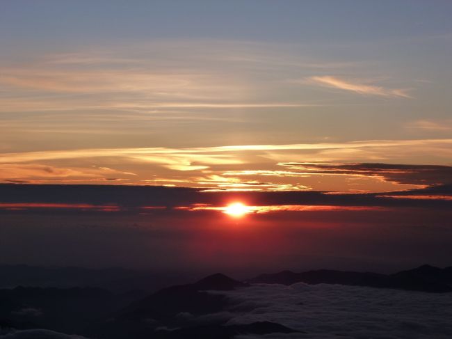 昨年に引き続き、2度目の富士登山。<br /><br />今年は、なぜか一合目から登ろうということになり、一合目から山頂を目指すことに。<br /><br />8時14分新宿発のホリデー快速に乗り、富士吉田駅へ。<br /><br />時間的にも体力的にも北口本宮富士浅間神社からスタートする勇気はなく(笑)、タクシーで金鳥居をくぐって、馬返しまで連れて行ってもらいました。<br /><br />そして、馬返しから登山スタートです。<br />目標は、山頂でのご来光と、下山のリベンジ。<br />帰りは、昨年同様、御殿場口の大砂走りで下山します！