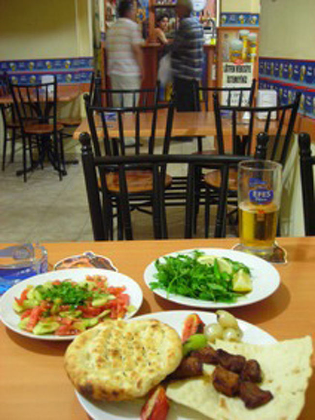 本場のアダナ・ケバブを食べる為にトルコ第4の都市アダナにやってきました。 アダナ・ケバブとはスパイスを混ぜたミンチ状の肉を串に巻き付けて焼くケバブで、 辛みとその独特な香りがビールのお供に最高なのです。 さてここではどんな美味しいアダナ・ケバブに出会えるのでしょうか？ あ、つい話が食べ物の事ばかりに偏ってしまいましたが アダナからタルソスという歴史深い街にも行きましたので合わせてどうぞ。