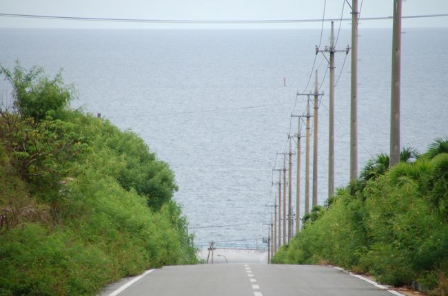 宮古島の平良港から伊良部島の佐良浜漁港までカーフェリーにレンタカーを載せて行きました。２日間の滞在でしたが宿泊は下地島で双方の島を行き来して観光しました。伊良部島と下地島は数本の橋で結ばれており車で走っていると気づかないうちに双方の島を行き来しています。伊良部島ではシーカヤックと青の洞窟ツアーに参加して半日楽しみました。あと島一周ドライブもしました。お刺身がとても美味しかったので訪問の際は是非食べてみてください。