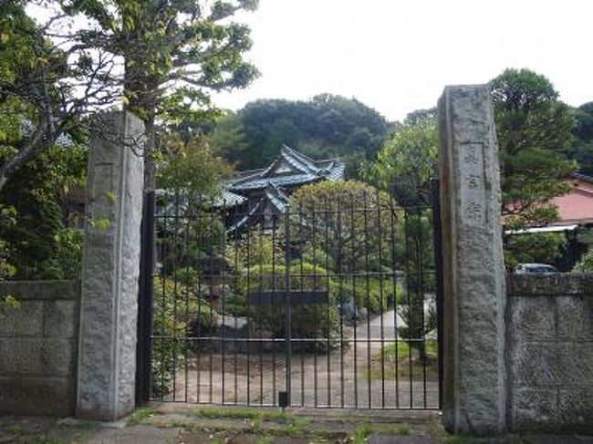 　大船にある多聞院は真言宗大覚寺派の寺で、天衛山福寿寺多聞院という。創建は文明年間（1469〜1487年）であり、 開山は南介僧都（なんかいそうず）である。明治の神仏分離までは、隣接する熊野神社の別当職を務めていた寺である。多聞院と熊野神社は甘糟家ゆかりの寺社である。本尊は多聞天（毘沙門天）、その他に牛頭天王木像、岡野観音、弘法大師像、聖観音像、地蔵像、薬師如来像なども安置されている。<br />（表紙写真は多聞院）