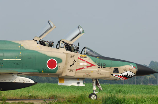 百里基地航空祭(2010.7.25)<br /><br />曇り時々晴 <br />スカットした青空ではありませんでした。<br /><br />AM6:00東京を出発 AM8:00基地南門に到着 <br />渋滞を避け、高速道路を北土浦で降りて、<br />霞ヶ浦大橋を通り南門に向かいました。<br /><br />帰りも、ブルーインパルスを見ないでお昼頃に<br />切り上げて、東京にはPM2:00頃に帰ってきました。<br /><br />飛行機の名前は詳しくないので不正確です。<br />
