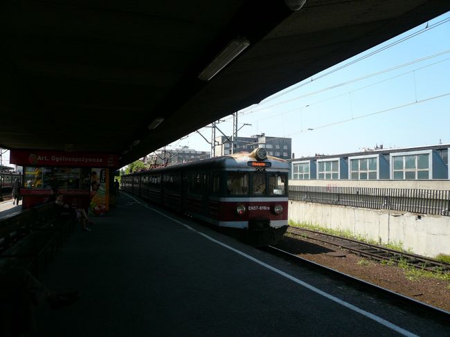ユーロシティーでウィーンから、ポーランドの「カトヴィーチェ（Katowice)」という駅に到着。<br /><br />ここからローカル線で「グリビーチェ(Gliwice)」という街を目指します。<br />事前に情報がほとんどなかったエリア。どきどきしながらの乗車です。<br /><br />ワルシャワやウィーンからクラクフへ行く時にも使う「カトヴィーチェ（Katowice)」駅を、ちょっとだけ探検してみました。<br /><br />＜旅の全日程＞･･･この旅行記は■部分です。<br />□5/25(火)名古屋-(CI151)-&gt;台北-(CI063)-&gt;ウィーンへ<br />http://4travel.jp/traveler/wanibe/album/10478960/<br />□5/26(水)6:30ウィーン到着<br />(ホテル朝食)<br />http://4travel.jp/traveler/wanibe/album/10481659/<br />(ナッシュマルクト)<br />http://4travel.jp/traveler/wanibe/album/10481715/<br />(ザッハトルテ)<br />http://4travel.jp/traveler/wanibe/album/10482329/<br />(オペラ鑑賞)<br />http://4travel.jp/traveler/wanibe/album/10482869/<br />□5/27(木)ウィーン泊　　<br />(ホテル紹介：メルキュールウエストバーンホフ)<br />http://4travel.jp/traveler/wanibe/album/10483439/<br />(ホイリゲへ)<br />http://4travel.jp/traveler/wanibe/album/10483750/<br />□5/28(金)国際列車ユーロシティでポーランドへ<br />(ユーロシティー)<br />http://4travel.jp/traveler/wanibe/album/10483978/<br />(ローカル線)■<br />□5/29(土)グリヴィーチェ泊<br />□5/30(日)日帰りでアウシュビッツとクラクフへ<br />□5/31(月)国際列車ユーロシティでウィーンへ<br />□6/01(火)ウィーン泊（コンサート鑑賞）<br />□6/02(水)機内泊 CI064 ウィーン11：35-&gt;台北06：05(6/03)<br />□6/03(木)台北でトランジット後、帰国 