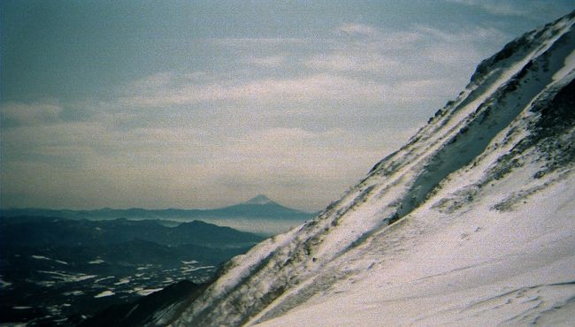 随分古い旅行記になりますが、暑い時期の涼と思い投稿します。<br />初めての冬山だったので冬山ガイドの指導の下、アイゼンやピッケルの<br />道具の使い方を学び、諸注意を受けながら冬山の赤岳に登りました。<br />寒くてきつくて写真を撮る所ではなかったので枚数は少ないです。