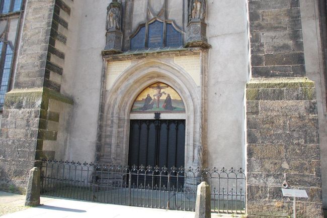 ベルリンからプラハへの道中、ヴィッテンベルクに寄り、宗教改革で有名なルターに関係する記念建造物を見学してきた。<br /><br />表紙はルターが95ヶ条の論題を貼ったとされる教会の扉。