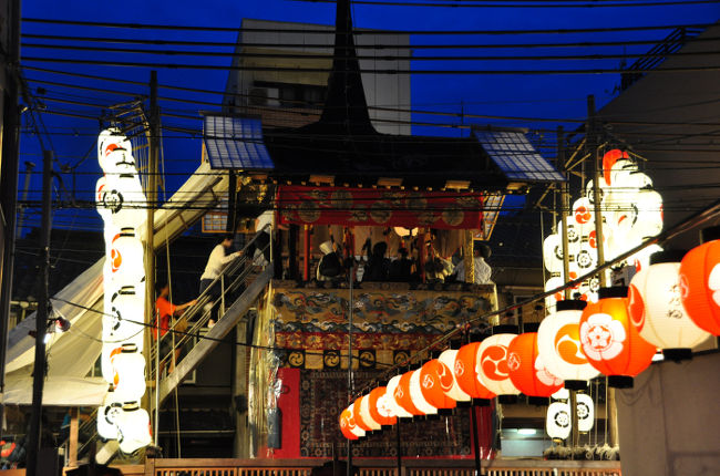 京都祇園祭の「宵山」。７月１６日の鉾の辻、新町の放下鉾の指定文化財会所などを巡りました。