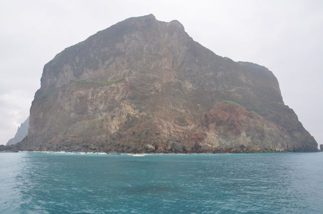 去年だか一昨年、ネットで見つけて、ぜひ行きたいと思っていた「亀山島」に行ってきました！<br /><br />2週間前にツアーの問い合わせをしたので、行けるかどうか心配でしたが、ちょうどツアーにキャンセルがでて、予約ができました。<br /><br /><br />★★　亀山島　★★<br />亀に似ていることからその名が名づけられた火山島。1977年射撃試験場の射撃区域に指定されたことから、それまで住んでいた住民は台湾本島に強制的に移住させられ、現在は無人島になっている。<br /><br />1988年戒厳令が解除されると、宜蘭県政府、頭城鎮公所などの努力により、1999年12月部分開放、2000年には正式に観光客の受け入れが開始された。<br /><br />亀山島は生態保護のため上陸制限があり、平日は400名、土日は500名のみ上陸ができる。（調べたところ、現在は平日500名、土日700名が上陸可能のようです。行かれる方は現地でご確認ください）<br /><br />上陸のためには、台湾人は1か月ほど前に身分証明番号、氏名などを伝えて上陸申請をする必要がある。外国人は船に空きがあれば事前の上陸申請の必要はないが、早めに予約しておいた方が無難。乗船当日はパスポートを持参のこと。ちなみに、この島は島全体が軍事施設であるため、中国人は上陸できない。<br /><br />【台北・宜蘭の旅行記～6月11日→13日】<br />台北★周杰倫（ジェイ・チョウ）「超時代」台北演唱會<br />http://4travel.jp/traveler/blue_tropical_fish/album/10484622/<br /><br />宜蘭亀山島★青い海と海底温泉「亀山島」日帰りトリップ～船でぐるっと周遊編<br />http://4travel.jp/traveler/blue_tropical_fish/album/10484781/<br /><br />宜蘭亀山島★廃墟と軍事施設と大自然～「亀山島」島内ツアー編<br />http://4travel.jp/traveler/blue_tropical_fish/album/10485343/<br /><br />宜蘭★昭和初期の町並みが残る、「頭城老街」へ！<br />http://4travel.jp/traveler/blue_tropical_fish/album/10488334/<br /><br />台北★臺鐵便當にかき氷♪B級グルメで締めた台北<br />http://4travel.jp/traveler/blue_tropical_fish/album/10490018/<br /><br />【旅の日程】<br />1日目：MU5005　上海1630→台北桃園1800。到着後タクシーで台北小巨蛋へ。夜は周杰倫（ジェイ・チョウ）「超時代」台北演唱會。（台北泊）<br />2日目：朝、板橋駅を出発し、自強号で頭城へ。頭城からフェリーで亀山島。帰りは、頭城老街を散歩し、台北へ。夜は周杰倫（ジェイ・チョウ）「超時代」台北演唱會。（台北泊）<br />3日目：台北市内をぶらぶら。GE336　台北松山1700→上海浦東1905。