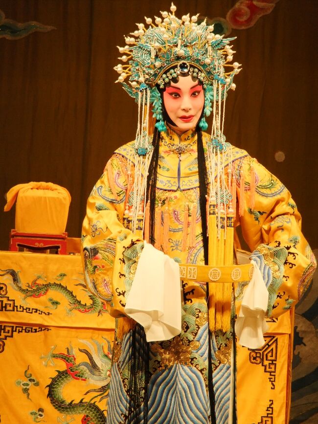上海滞在中の目的の一つに京劇を見ることがありました。福州路に「逸夫舞台」という京劇専門の劇場があります。そこではほぼ毎日のように公演があり、比較的安価な料金で見ることができます。<br /><br />今回は７月25日に京劇公演を見、そして翌日京劇俳優・&#20005;&#24198;谷氏によるワークショップに参加し、京劇の素晴らしさを堪能することができました。