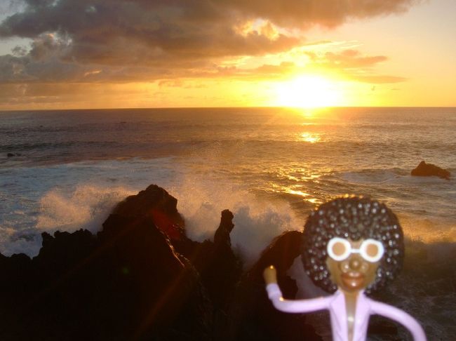⑧イースター島 金曜ロードショーのテーマ曲によく合うミヒノアの夕日<br /><br />02/25/09 <br /><br />♪チャ~チャララララララ~、チャララララララ~、チャラララララララ~、チャラァ、チャラララァ、チャラララ、チャラララララララァー、チャラララララララァー、チャラララァー♪<br /><br />この夕日を眺めていると、日本人なら誰でも知っている昔の「金曜ロードショー」のテーマ曲『フライデーナイト・ファンテジー』が頭の中を駆け巡る・・・。<br /><br />タヒチに向かうタカシ君&サトコさんを見送り、ビールを持っていつものように夕日を見る為、ミヒノア前の「特等席」に座った。この旅でいろんな国で沢山夕日を見て来て、どこもキレイだったけど、やっぱりイースター島の夕日がどこよりもインパクトがあって美しい。特にミヒノアからのこの夕日は、一生忘れることが出来ないぐらいなみおの夕日人生?!の中でナンバー1の夕日かもしれない・・・。あのテーマ曲にこの夕日・・・泣けてくる程美しい・・・。