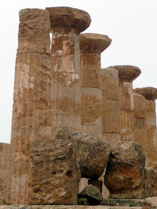 ごろごろ散在する凝灰岩の先に、どっしりした8本の柱だけが整然と並ぶ。<br /><br />この神殿はアグリジェント最古の神殿だったが、地震により完全に崩壊。<br /><br />現在目にする事が出来るこの8本の柱こそが、アレキサンダー・ハードキャッスル卿の神殿発掘と修復に奔走した功績の成果。<br /><br />アグリジェンド神殿旅行マップ<br />http://www.geocities.jp/tshinyhp/sicilia-southitalia/sicimap/agrigento/framagrigento.html<br />