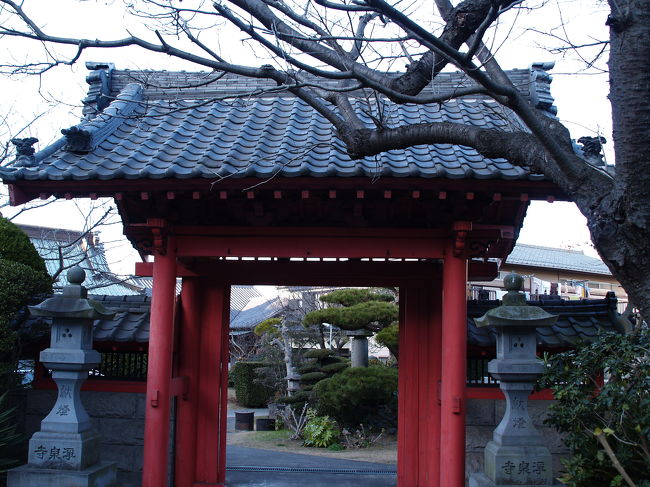 　鎌倉市腰越にある浄泉寺は古義真言宗大覚寺派の寺で小動山松岩院浄泉寺という。開山は弘法大師（空海）と伝える。中興開山は弘治4年（1557年）寂した元秀（げんしゅう）である。本尊は木造左剣不動明王である。大正6年（1917年）7月、小動神社の別当であった中興後22世栗林龍照の時に神仏分離した。明治維新の神仏分離以降も大正時代になるまで神仏分離が行われなかった例は稀有である。<br />　江戸時代には、このお寺にも寺小屋が開かれていた。その頃は、このお寺に限らず方々の寺で筆子（生徒）を集めたが、この付近ではこの寺が一番盛んであった。明治5年（1872年）に学制がしかれた後、散在していた寺小屋をここに集めて発蒙学舎となった。これが腰越小学校の始まりである。<br />　山門も本堂も、元は江ノ電の線路のほうを向いて建っていたが、（昭和30年（1955年））国道134号線が造られた際に、現在の位置に移された。<br />　朱塗りの山門屋根には浪の飾り瓦が上がっているが、所々修理の痕が見える。境内で子供とキャッチボールをしていた住職に尋ねると、痛みが出るとその都度直しているそうだ。境内には「関東大震災挟死者供養塔」が建っていた。鎌倉には多くありそうで、中々見つけられないでいた。本堂が銅葺きなのも関東大震災後に瓦ではなく、軽いトタン屋根が流行ったのだそうだが、お寺なので銅葺きになったと話してくれた。<br />（表紙写真は浄泉寺山門）