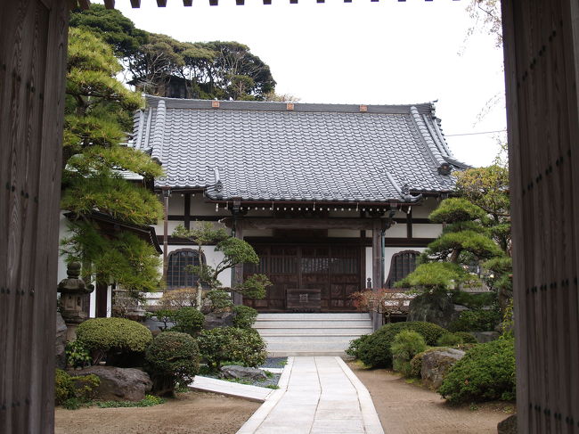 鎌倉市腰越にあるにある東漸寺は日蓮宗の寺で龍口山東漸寺という。日行上人を開山に、乾元元年(1302年)に創建された龍口寺輪番八ヶ寺(片瀬常立寺、本蓮寺、腰越本龍寺、勧行寺、法源寺、妙典寺、本成寺、東漸寺)の一つである。 本堂屋根に蕾付き牡丹の飾り瓦が上がっている。(表紙写真は東漸寺)