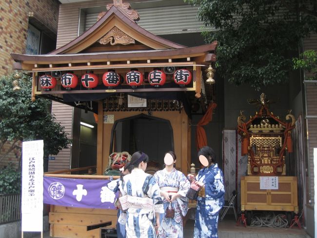 毎年８月の中〜下旬の週末に開催される麻布十番納涼祭　（あざぶ・じゅうばん・のうりょう・まつり）　に行って来ました。<br /><br />麻布十番納涼祭公式ＨＰ<br />http://azabujuban.or.jp/<br /><br />麻布十番納涼祭り - Wikipedia<br />http://ja.wikipedia.org/wiki/%E9%BA%BB%E5%B8%83%E5%8D%81%E7%95%AA%E7%B4%8D%E6%B6%BC%E7%A5%AD%E3%82%8A<br /><br />麻布十番未知案内…公式サイト以上に詳しいサイト<br />http://jin3.jp/<br /><br />東京在住の友人と、おまつりをぶらぶら歩きながら気に入った屋台のフードを買い食いするという夕食の為に出かけました。<br /><br />高級フランス料理店でフルコースを戴くよりは安上がりですが、ファミレスで食べるよりは高いです。<br />予算はひとり5000円ぐらいでしょうか。<br /><br />ドリンクはワインやビール、シャンパン、日本酒、カクテルなどもありました。<br /><br />おなじみの縁日フードのほかに、独創的な凝った料理を提供する屋台が沢山ありました。<br /><br />ぶらぶら歩き＆買い食い散策がとても楽しい麻布十番納涼まつりでした。