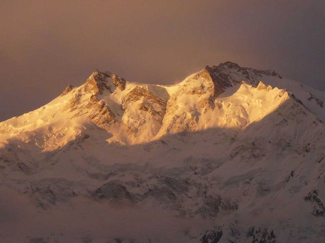 S旅行社の１８日間ツアーにて、ヒンドゥークシュ、カラコルム、ヒマラヤ、３大山脈の合流する北部山岳パキスタンを巡ってきました。ここではナンガパルバット（8,126m）を間近に展望できるフェアリー・メドウ付近への２泊３日のトレッキング編を掲載します。表紙の写真はフェアリー・メドウ（メルヘン・ビーゼ）（3,300m）から見たナンガパルバットの輝き