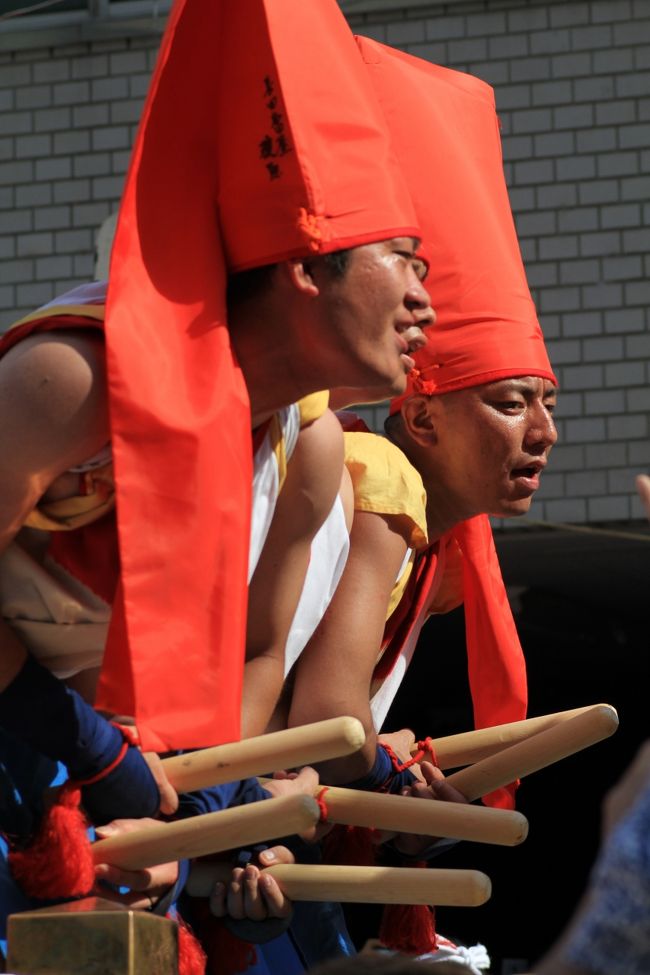 天神祭は、京都の祇園祭、東京の神田祭と並ぶ日本三大祭の一つ。<br />また、四天王寺別院の勝鬘院愛染堂の愛染祭（神式では愛染祭に替えて生国魂神社の生玉夏祭）、住吉大社の住吉祭と共に大阪三大夏祭りの一つでもあります。<br /><br />期間は６月下旬吉日～７月２５日の約１ヶ月間に渡り諸行事が行われる。特に、２５日の本宮の夜は、大川（旧淀川）に多くの船が行き交う船渡御（ふなとぎょ）が行われ、奉納花火があがる。<br />大川に映る篝火や提灯灯り、花火などの華麗な姿より火と水の祭典とも呼ばれている。他に鉾流神事（ほこながししんじ）、陸渡御（おかとぎょ）などの神事が行われる。<br /><br />２４日宵宮、２５日本宮。 <br /><br /><br />◎ 天神祭・宵宮<br />http://4travel.jp/traveler/minikuma/album/10483413/<br /><br />◎ 大阪天満宮編<br />http://4travel.jp/traveler/minikuma/album/10483213/<br /><br />◎ 催太鼓編<br />http://4travel.jp/traveler/minikuma/album/10482882/<br /><br />◎ 天神天満花娘編<br />http://4travel.jp/traveler/minikuma/album/10482861/<br /><br />◎ 地車囃子編<br />http://4travel.jp/traveler/minikuma/album/10482331/ <br /><br />おまけ↓↓↓<br />http://yaplog.jp/awamoko/archive/215