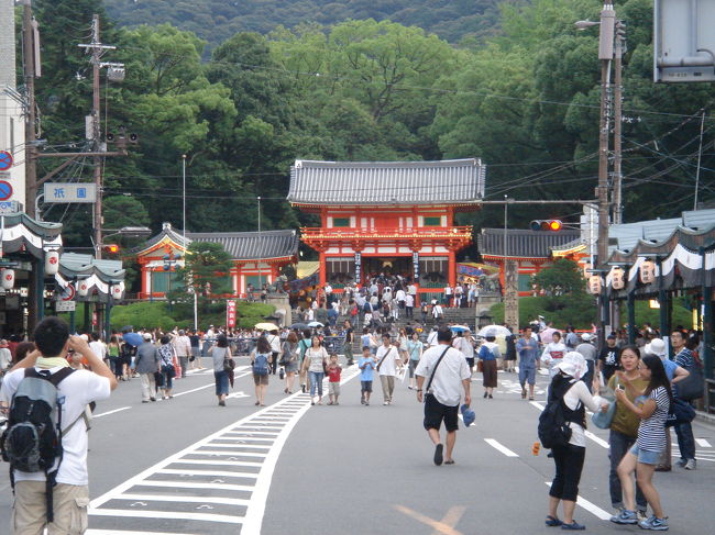 毎年、私達夫婦の恒例行事のなりつつある、京都祇園祭。<br />豪雨にも負けず、今年も京都へ行って参りました♪<br /><br />京都旅行２日目の午後は、<br />お香を買いに行ったり、<br />イノダコーヒーさんでのんびりしたり･･･。<br /><br />またまた夕立に見舞われましたが、<br />八坂神社さんのパワー(?)で、<br />薄暗くなった頃には雨も上がりました。<br /><br />今年は、宵山が金曜日の夜だったこともあり、<br />京都の街は多くの人出で大盛況でした～！