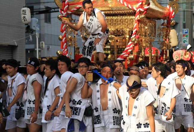 天神祭は、京都の祇園祭、東京の神田祭と並ぶ日本三大祭の一つ。<br />また、四天王寺別院の勝鬘院愛染堂の愛染祭（神式では愛染祭に替えて生国魂神社の生玉夏祭）、住吉大社の住吉祭と共に大阪三大夏祭りの一つでもあります。<br /><br />期間は６月下旬吉日～７月２５日の約１ヶ月間に渡り諸行事が行われる。特に、２５日の本宮の夜は、大川（旧淀川）に多くの船が行き交う船渡御（ふなとぎょ）が行われ、奉納花火があがる。<br />大川に映る篝火や提灯灯り、花火などの華麗な姿より火と水の祭典とも呼ばれている。他に鉾流神事（ほこながししんじ）、陸渡御（おかとぎょ）などの神事が行われる。<br /><br />２４日宵宮、２５日本宮。 <br /><br /><br />◎ 天神祭・本宮 ～陸渡御編①～<br />http://4travel.jp/traveler/minikuma/album/10485682/<br /><br />◎ 天神祭・宵宮<br />http://4travel.jp/traveler/minikuma/album/10483413/<br /><br />◎ 大阪天満宮編<br />http://4travel.jp/traveler/minikuma/album/10483213/<br /><br />◎ 催太鼓編<br />http://4travel.jp/traveler/minikuma/album/10482882/<br /><br />◎ 天神天満花娘編<br />http://4travel.jp/traveler/minikuma/album/10482861/<br /><br />◎ 地車囃子編<br />http://4travel.jp/traveler/minikuma/album/10482331/ <br /><br />おまけ↓↓↓<br />http://yaplog.jp/awamoko/archive/215 <br />