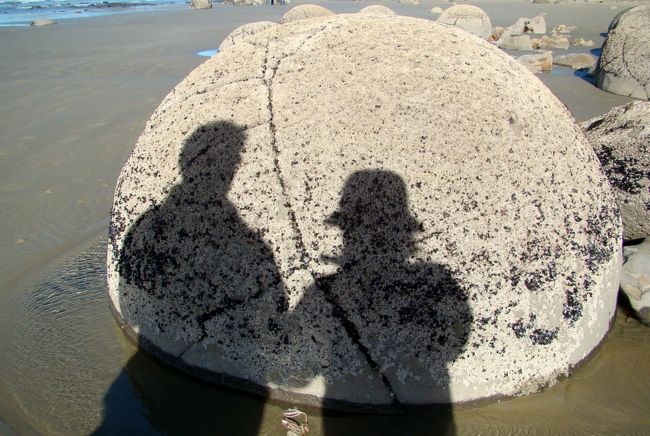 ダニーデンから北に80kmほどのところに、丸い巨大な石がゴロゴロと転がっている砂浜があります。<br />以前訪れたところでもあり、素通りしたかったのだけれど、どうせ近くを通るのだから、と、お抱えカメラマンが申しましてー。<br /><br />またまた寄り道です。<br /><br /><br />-------------------------------<br />行程<br />4/30(金) Narita -<br />5/01(土) Christchurch<br />5/02(日) Christchurch - Dunedin<br />5/03(月) Dunedin<br />5/04(火) Dunedin<br />5/05(水) Dunedin - Aoraki<br />5/06(木) Aoraki<br />5/07(金) Aoraki<br />5/08(土) Aoraki - Christchurch<br />5/09(日) Christchurch - Singapole -<br />5/10(月) Narita<br /><br />【2010 NZ：Driving Map &amp; Trail Map】<br />http://maps.google.co.jp/maps/ms?ie=UTF8&amp;hl=ja&amp;brcurrent=3,0x0:0x0,0&amp;msa=0&amp;msid=113923146550411158103.00048710ef9a2a953e45d&amp;t=h&amp;ll=-44.249134,171.359253&amp;spn=2.207502,4.938354&amp;z=8