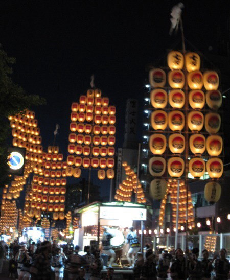 秋田の竿燈まつりが大好き!<br />http://www.kantou.gr.jp/index.htm<br /><br />青森のねぶたと、仙台の七夕と共に、<br />東北三大祭りと言われているわりに、<br />関東地方では、あまり知られていないようだが・・・。<br />ねぶたも行ったけれど、私は断然、竿燈まつりが好き!<br /><br />ねぶたは、そのデザインや大きさがすごいんだけど、<br />お祭り本番では、そのねぶたが通るのを観るだけなのさ。<br /><br />でも、竿燈まつりは逆に、<br />竿燈自体はただ提灯が掲げられてるだけなんだけど、<br />お祭り本番では、その竿燈が通るだけじゃなく、<br />個々の技を披露するのを間近で観られる。<br />これを観るのが楽しいのよ!!<br /><br />大通りに入場した250本もの竿燈は、<br />一定の時間、技を披露(或いはチャレンジ?)すると、<br />少し移動する。<br />2度目の場所でまた技を披露し、また移動する。<br />2度移動し、3度の妙技披露があって、<br />その日は終了である。