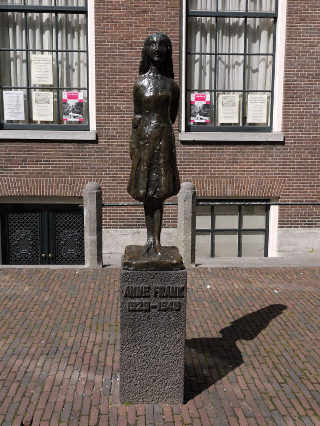 平日だというのに、どこへ足を伸ばしてもたくさんの観光客であふれ返っている観光都市アムステルダム。どの観光地も長い長い待ち行列が出来ている中、とうとう意を決してアンネ・フランクの家に足を運んでみました。<br /><br />なお、このアルバムは、ガンまる日記：アンネ・フランクの家[http://marumi.tea-nifty.com/gammaru/2010/08/post-a67c.html]とリンクしています。詳細については、そちらをご覧くだされば幸いです。