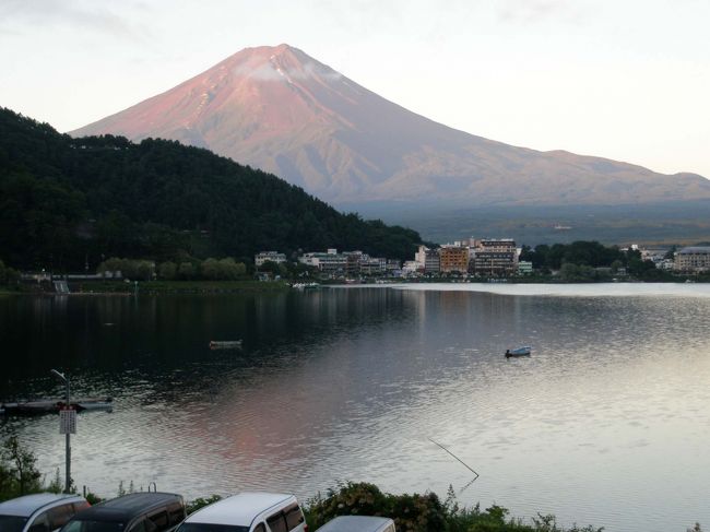 日光を見学して河口湖までドライブしました。<br />日光は早めに行くとすいていますが、昼前には団体の観光の皆さんが大勢押しかけ、落ち着いて見学できません。１０時頃までに行けばいいと思います。写真は河口湖の宿から朝の富士山を撮ったものです。