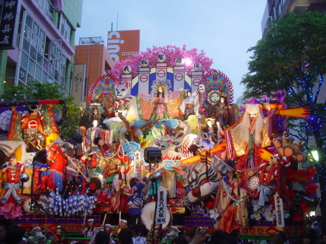 青森の祭りと言えば青森ねぶた、弘前ねぷた、五所川原たちねぷたが有名ですが、八戸三社大祭も２９０年の歴史がある、勇壮な山車祭りです。