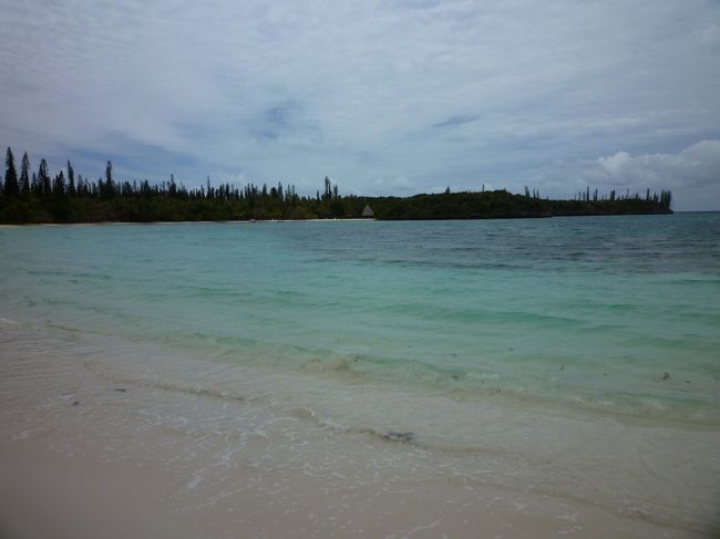 私のHPにずっと此処の写真がイチオシ☆写真に成っていたので、消そう!!と思い、かな~~~り前の旅行記なのに、イチオシ☆部分を消したら、一番最初の旅行記に変身してしまった・・・(汗)<br /><br />これ、2009年の情報なので、あまり参考になさらないで下さいね。<br />あくまでも、昔の旅行記です。<br /><br />写真に説明もきちんと書いていなかった時代の物なので、お見苦しかったら、スルーして下さい。<br /><br />なんで?!これが一番先の旅行記に成ってる仕組み何だろう?!?<br />すみません。<br /><br />此処から下が、当時の部分です。<br />夫が憧れた天国に一番近い島、フランスの香りのする?おしゃれな街<br />?ニューカレドニア<br /><br />憧れて行ったけど、ううん!!!超☆物価がたか??いよ☆<br />と、現在の今でもそうですね・・・2012年TVでも放映した場所です。<br /><br />南半球なので、10月は初夏と言うか春ですね。。。いつも南国・<br />暖かい国だと思い込んで出かけたのが間違いでした・・・<br /><br />後から知ったのですが、海水の温度は2ヶ月遅れで有るため、海水温は氷水のようでした・・・知識不足です・・・<br /><br />ニューカレドニアにお出かけの方、日本が冬ならOKですが、逆だとご理解下さい。<br />日本で言えばこのシーズン4月5月頃迄でしょうか。。。寒いと言うか、水温が冷た過ぎました。<br />泳ぎたいのならば12?3月を・・・と思いました。<br /><br />でも、きれいな場所は沢山有りました。