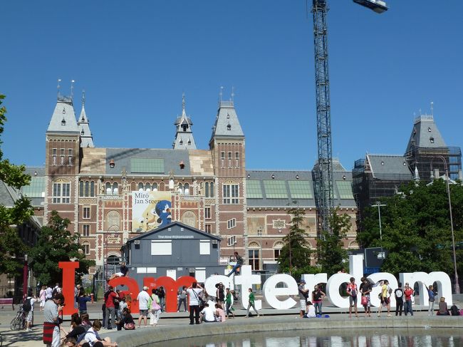 隣国なのになかなかじっくりと観光しなかったオランダ。今回はICEを利用して、まずはアムステルダムへ。<br /><br />ホテルがダム広場から徒歩で１分もかからない所だったので移動にはとにかく便利！<br /><br />アンネフランクの家、レンブラントやゴッホの作品なども美術館を巡ってじっくりと鑑賞してきました。<br /><br />３泊４日だったので、３日目にデンハーグに足をのばしてビエンホーフ、マウリッツハイス美術館、国際司法裁判所にも行ってきました。<br /><br />カナルクルーズなどもお勧めです！