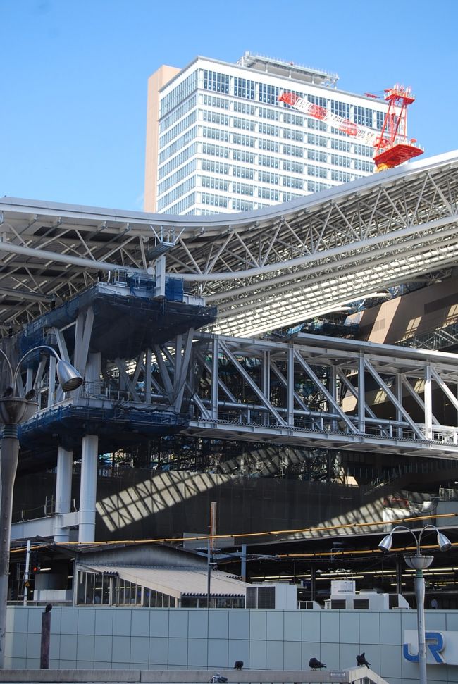 8月4日、午前8時半頃に大阪駅付近に立ち寄り、大阪駅の改装状況の写真撮影を実施した。<br /><br />大阪駅の北と南を結ぶドームは出来上がっていた。<br />大阪アクティの増改築も完了していた。<br /><br /><br /><br /><br /><br />＊写真は大阪駅の北と南に架かるドーム